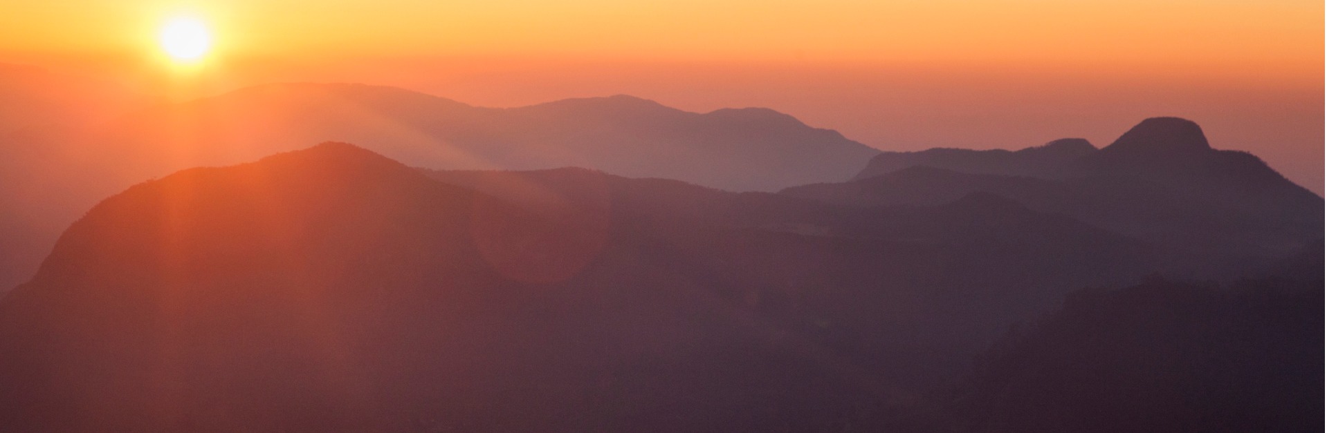 sunrise-over-adams-peak-sri-lanka-picture-id870478974